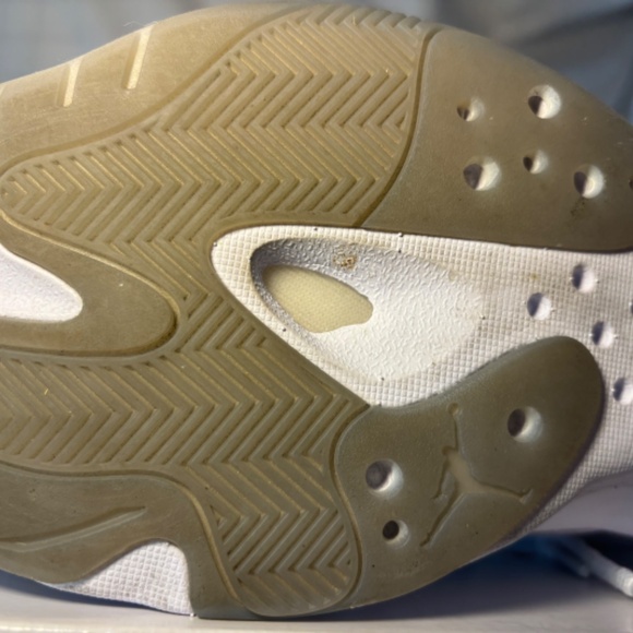 Nike - Jordan 11 CMFT Low - Picture 6 of 9